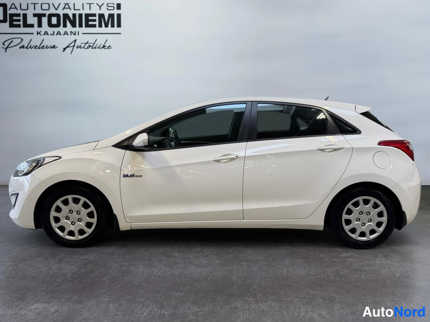 Valkoinen Hyundai i30 2013, sivulta, kuva 5