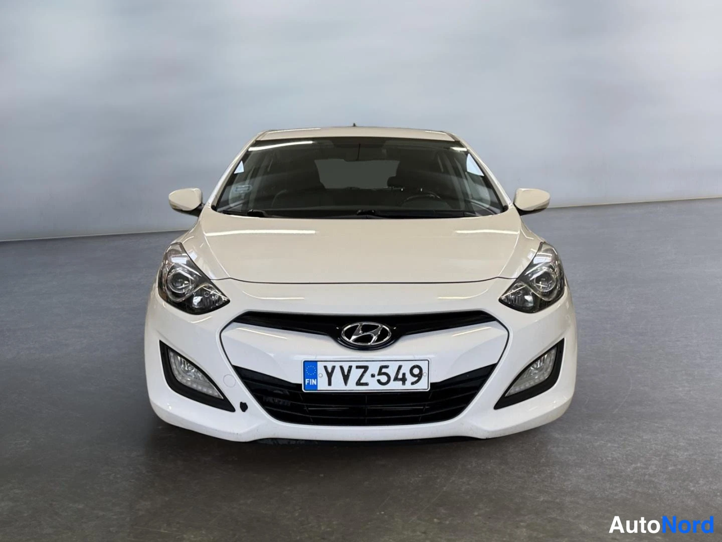Valkoinen Hyundai i30 2013, edestä, kuva 4