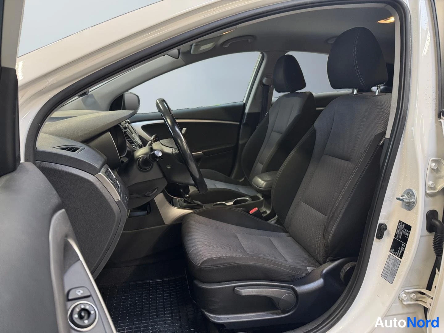 Valkoinen Hyundai i30 2013, kuva 9