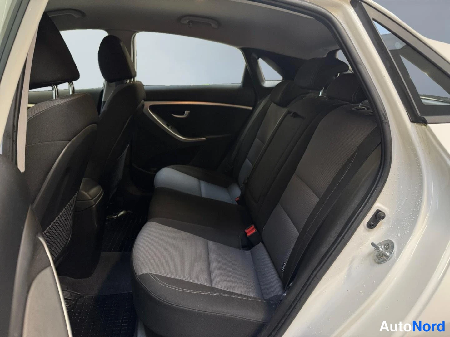 Valkoinen Hyundai i30 2013, kuva 10