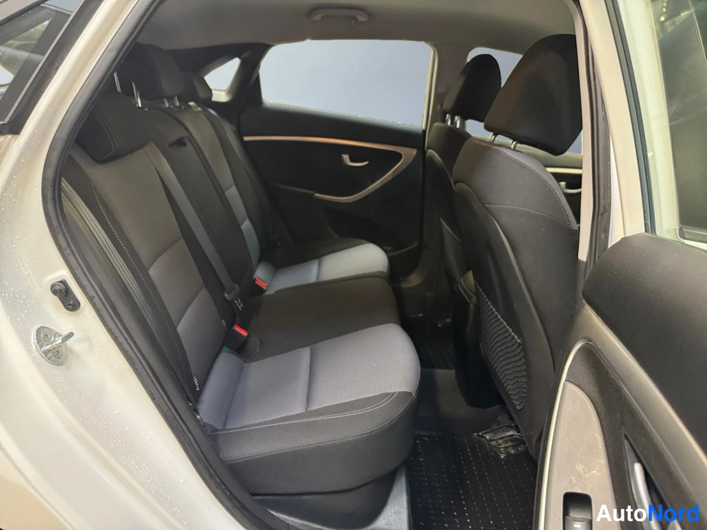 Valkoinen Hyundai i30 2013, kuva 11