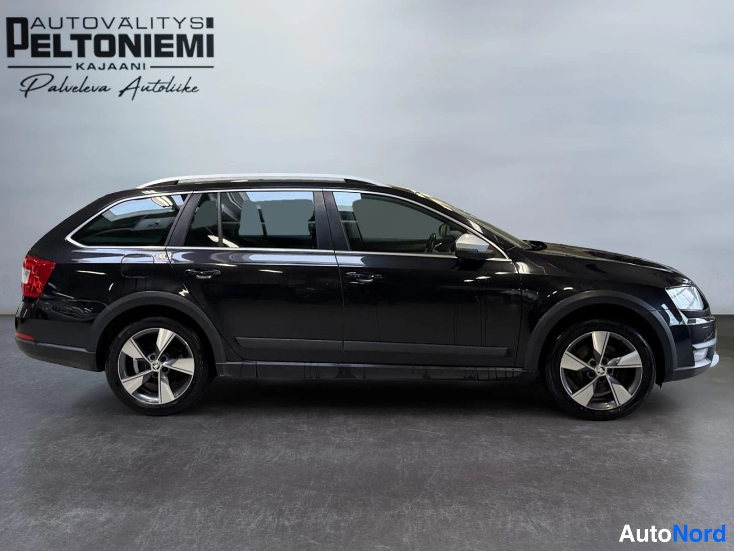 Musta Skoda Octavia 2016, etuviisto, keula oikealle, kuva 3