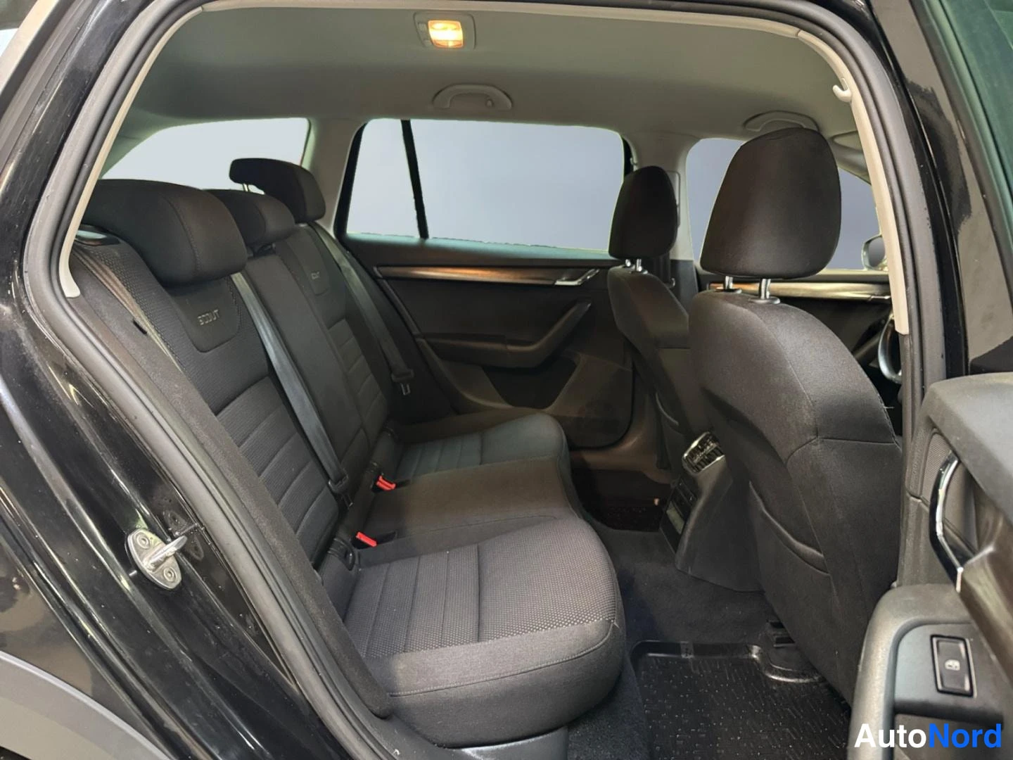 Musta Skoda Octavia 2016, kuva 12