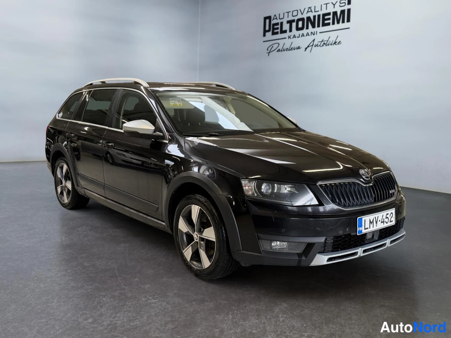 Musta Skoda Octavia 2016, etuviisto, keula oikealle, kuva 4