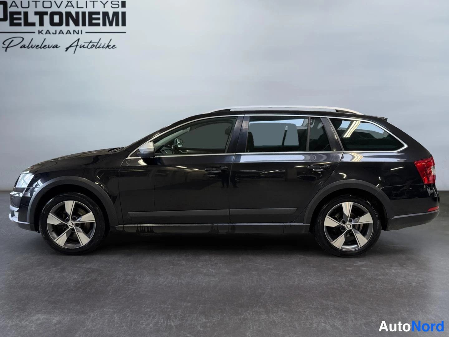Musta Skoda Octavia 2016, etuviisto, keula vasemmalle, kuva 2