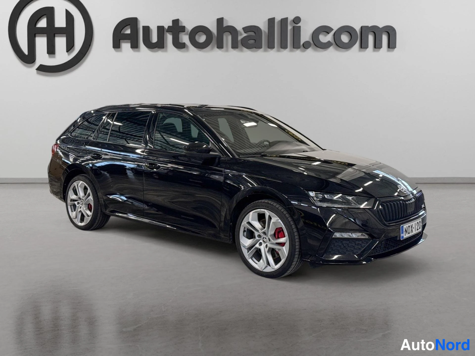 Black Skoda Octavia 2024, front three-quarter, nose to the right, photo 4