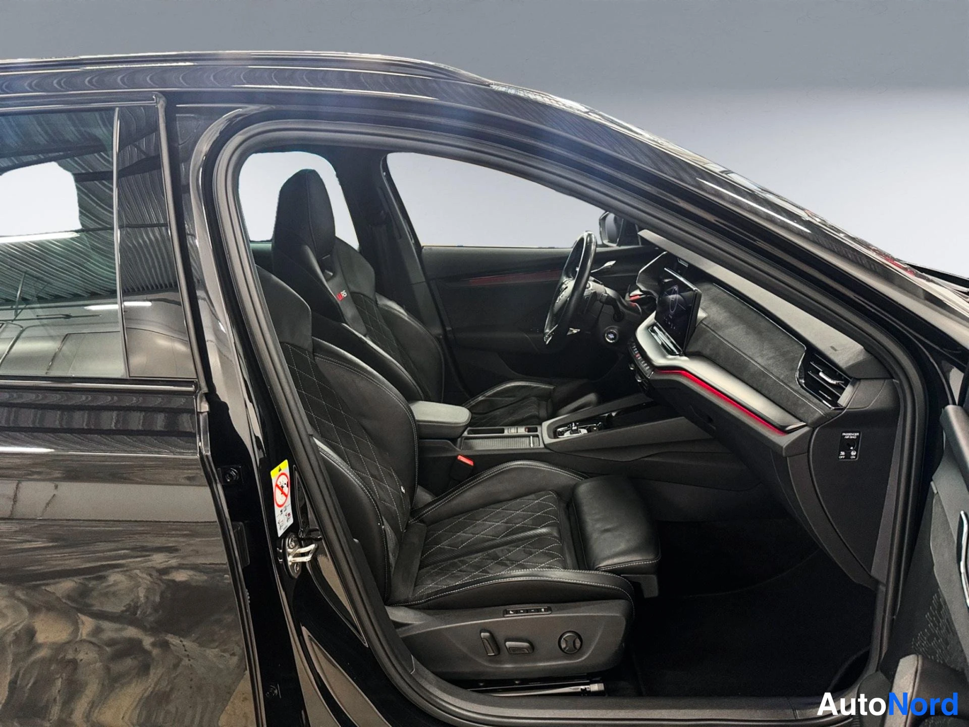Black Skoda Octavia 2024, photo 16