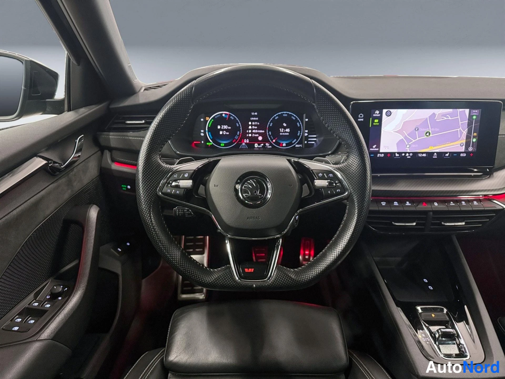 Black Skoda Octavia 2024, front seats, photo 9