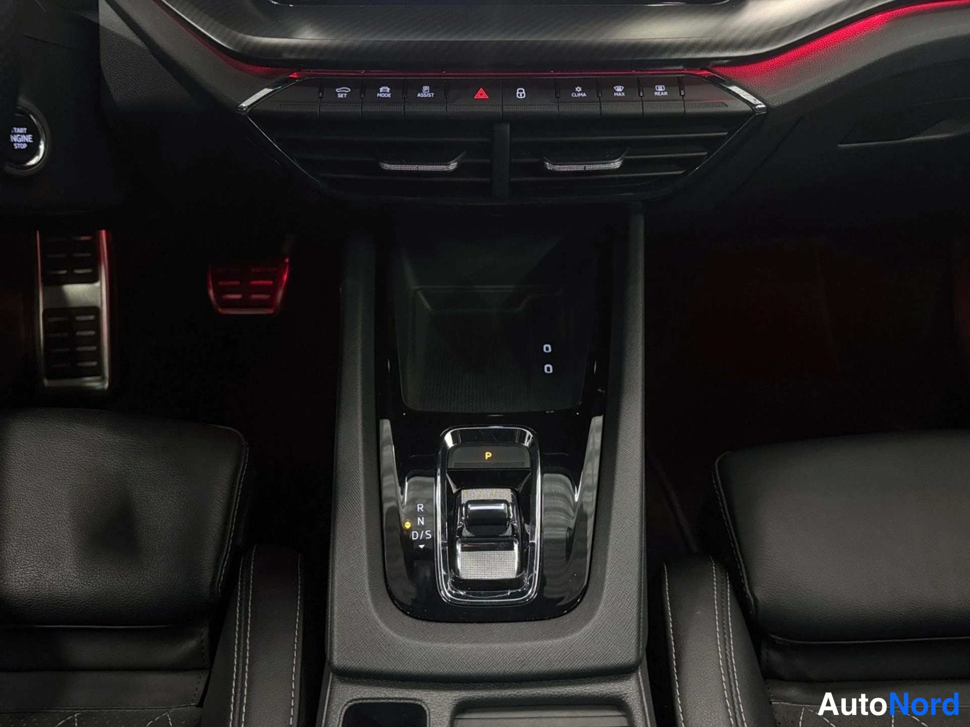 Black Skoda Octavia 2024, front seats, photo 10