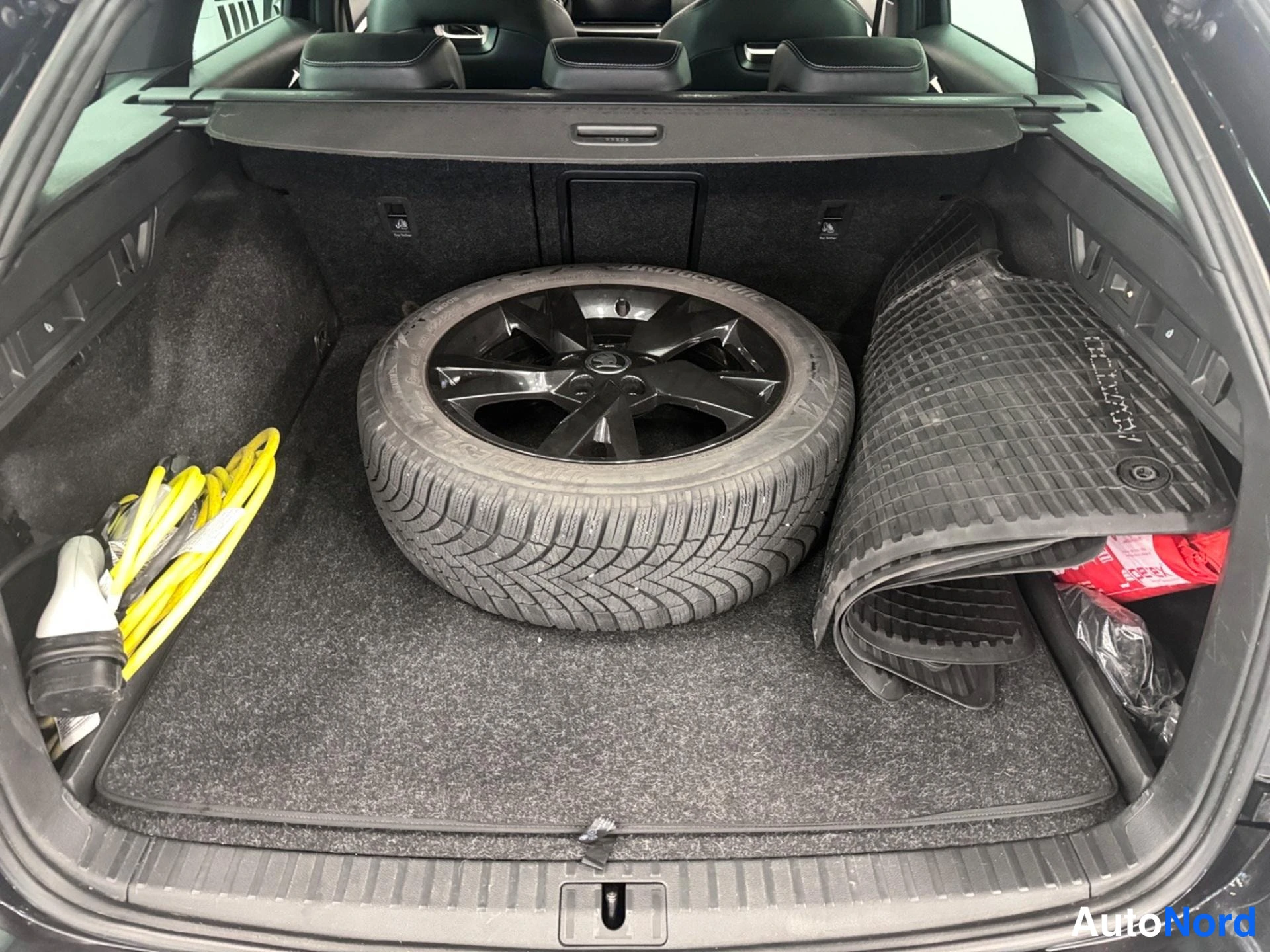 Black Skoda Octavia 2024, photo 35