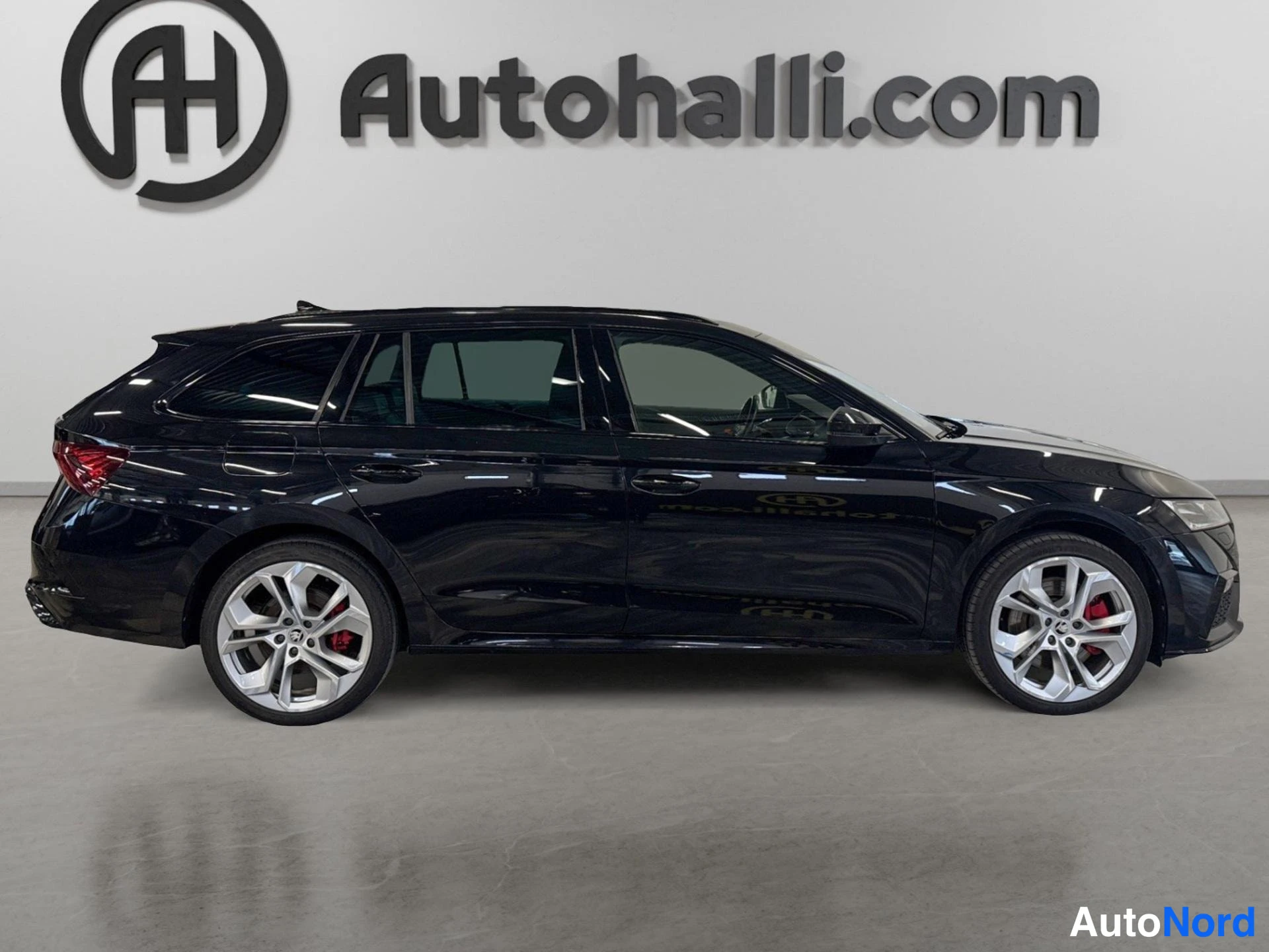 Black Skoda Octavia 2024, front three-quarter, nose to the right, photo 3