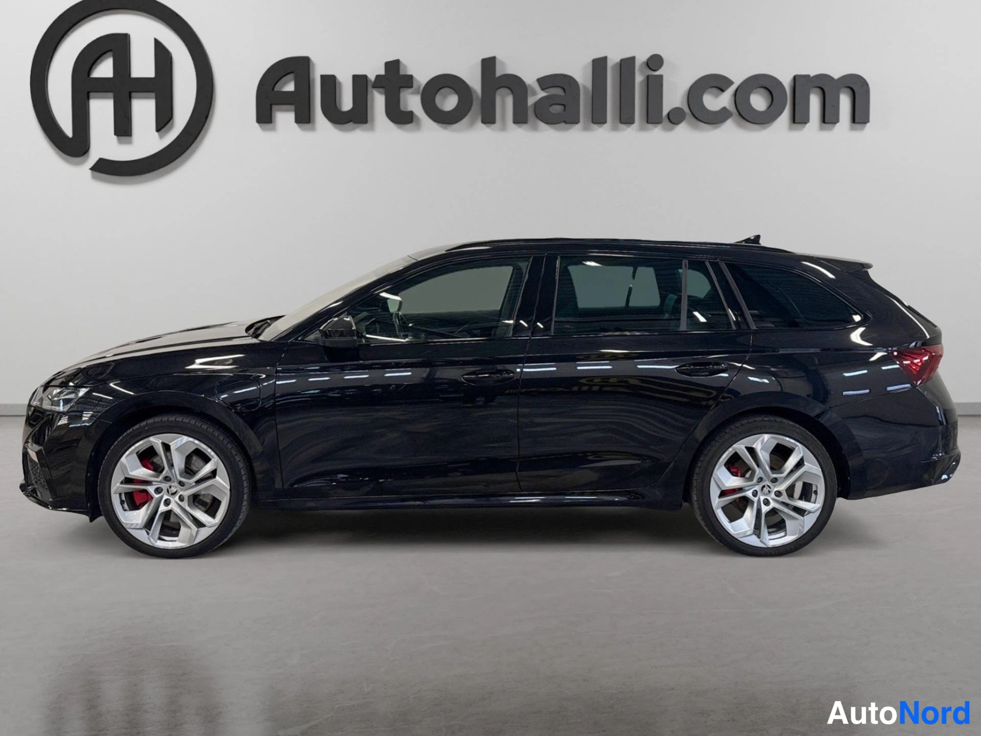 Black Skoda Octavia 2024, front three-quarter, nose to the left, photo 2
