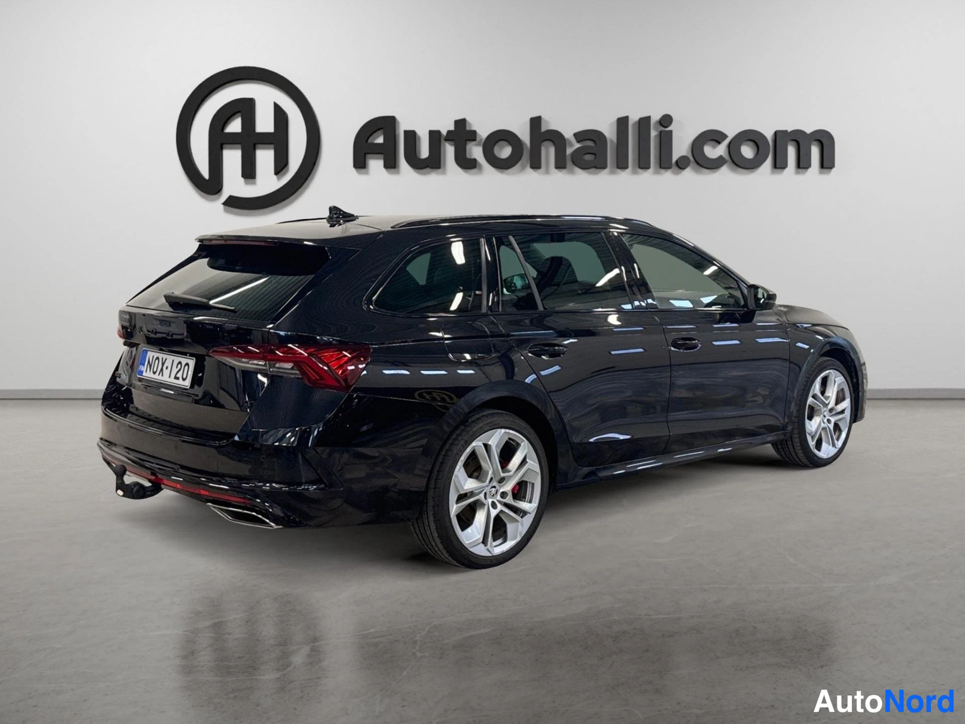 Black Skoda Octavia 2024, rear three-quarter, photo 6