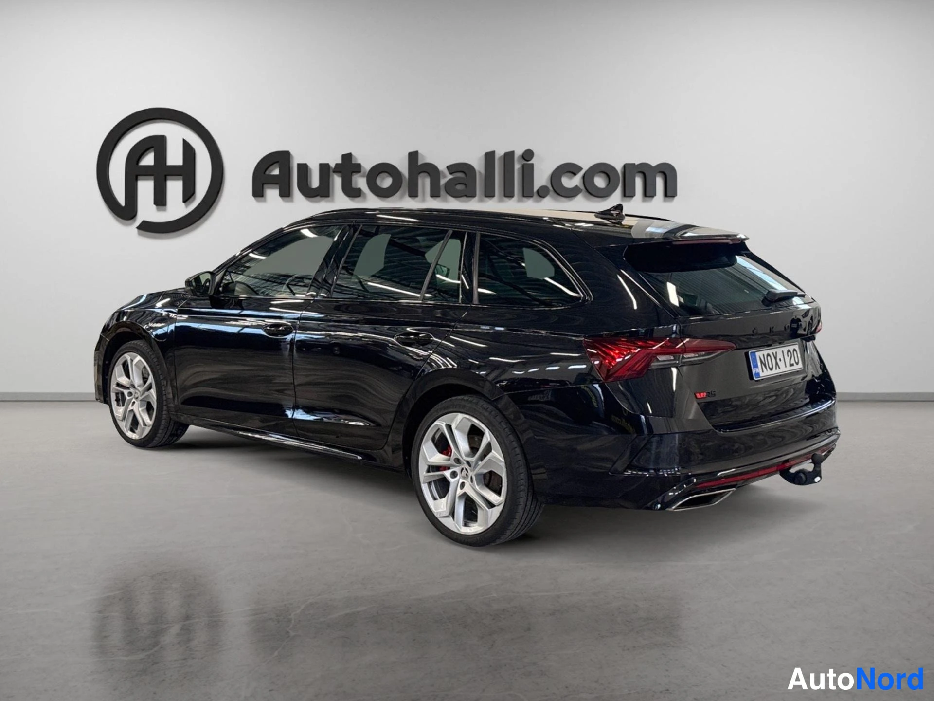 Black Skoda Octavia 2024, rear three-quarter, photo 7