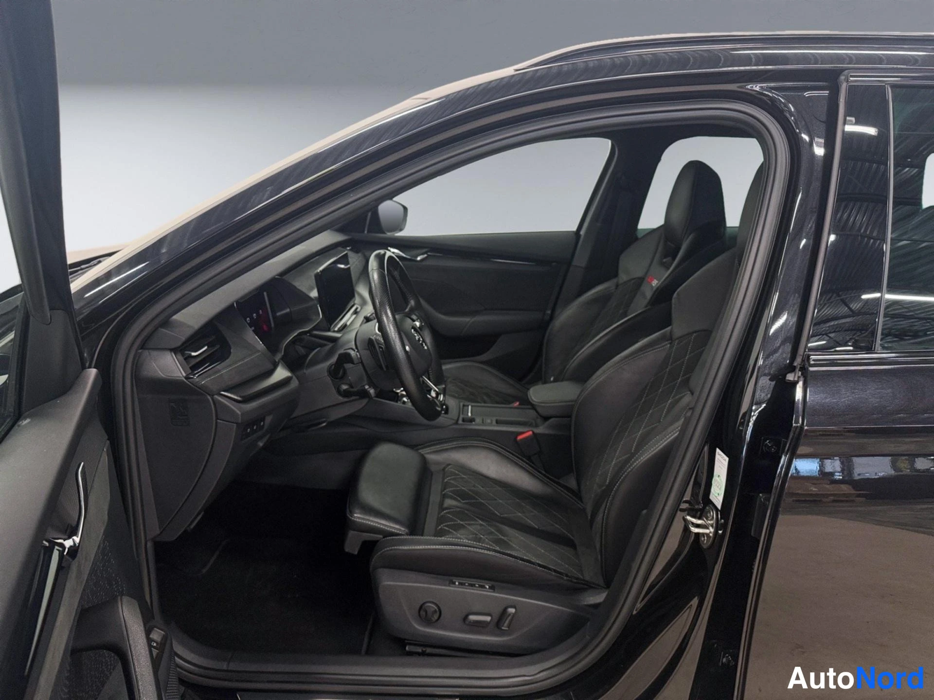 Black Skoda Octavia 2024, photo 14