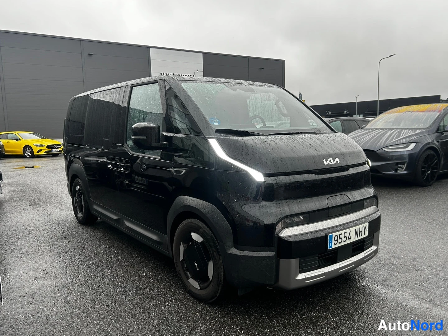 Black KIA PV5 2026, front three-quarter, nose to the right, photo 3