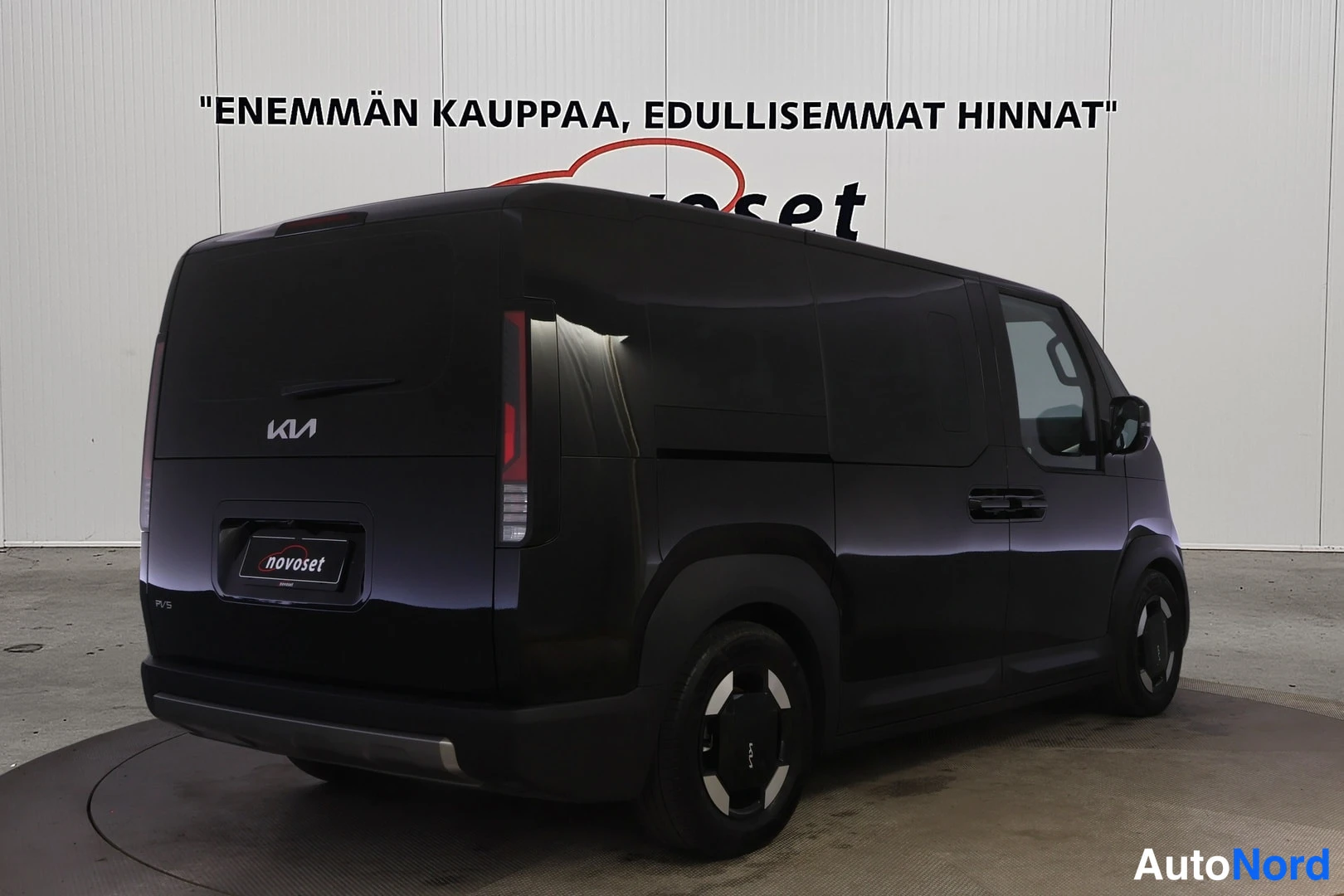 Musta KIA PV5 2026, takaviisto, kuva 4
