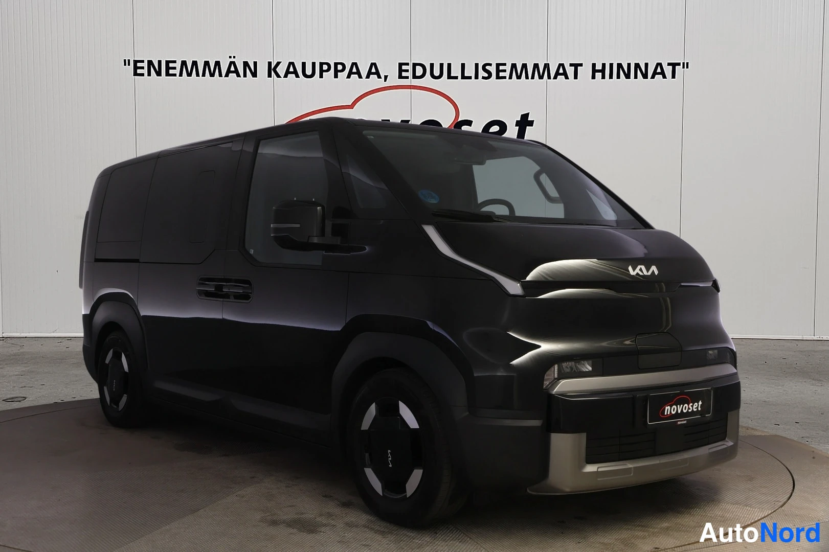 Musta KIA PV5 2026, etuviisto, keula oikealle, kuva 2