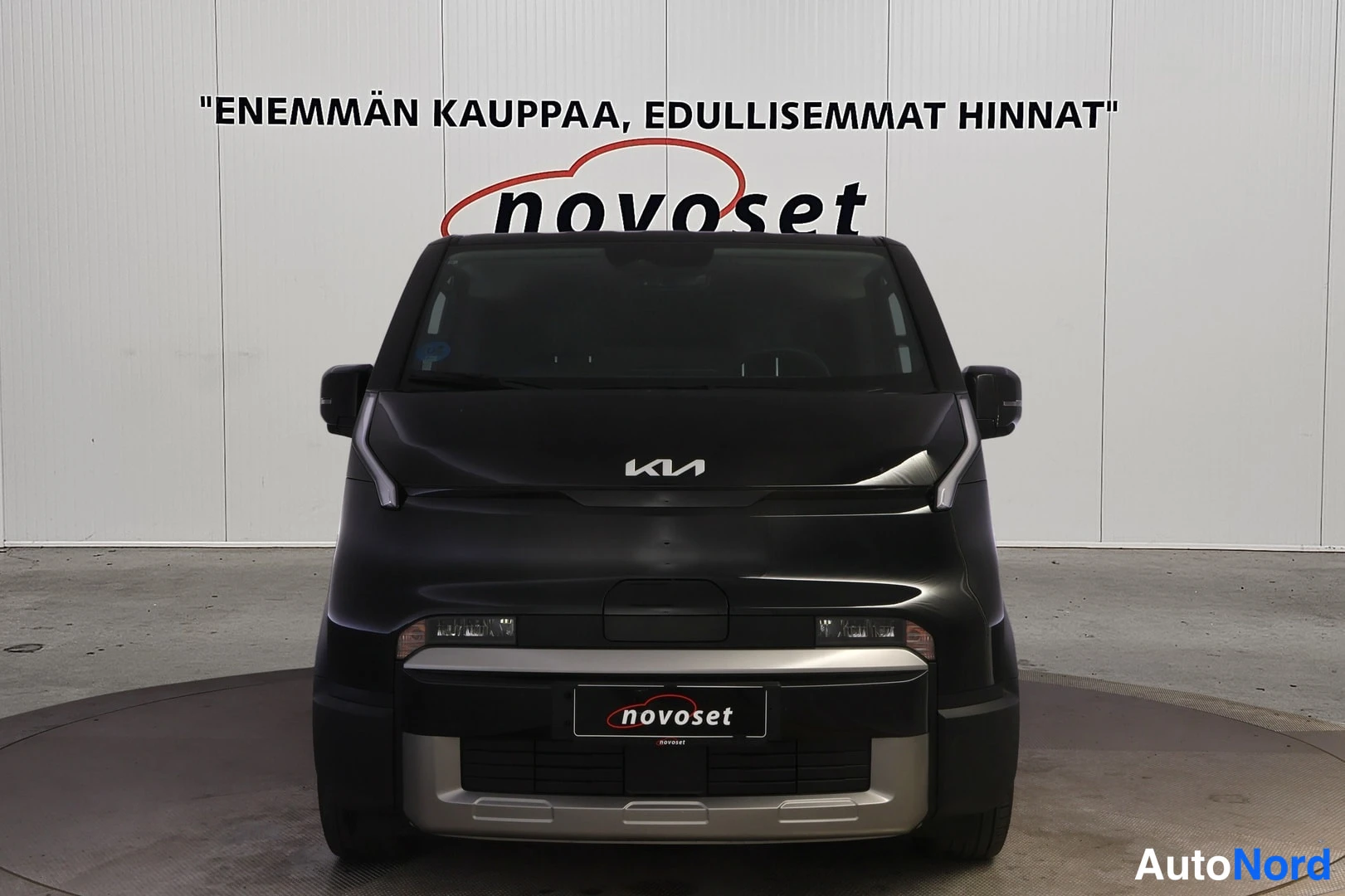 Musta KIA PV5 2026, edestä, kuva 3