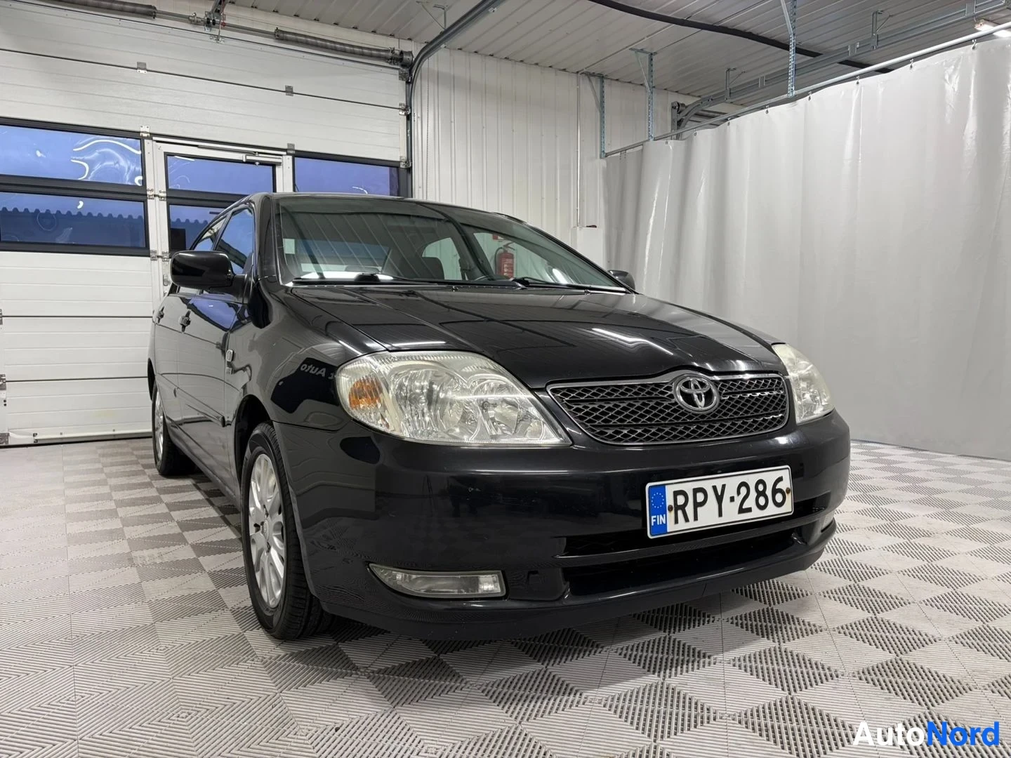 Musta Toyota Corolla 2004, etuviisto, keula oikealle, kuva 3