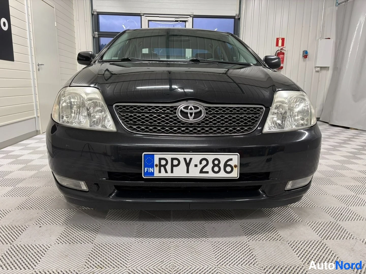 Musta Toyota Corolla 2004, edestä, kuva 4