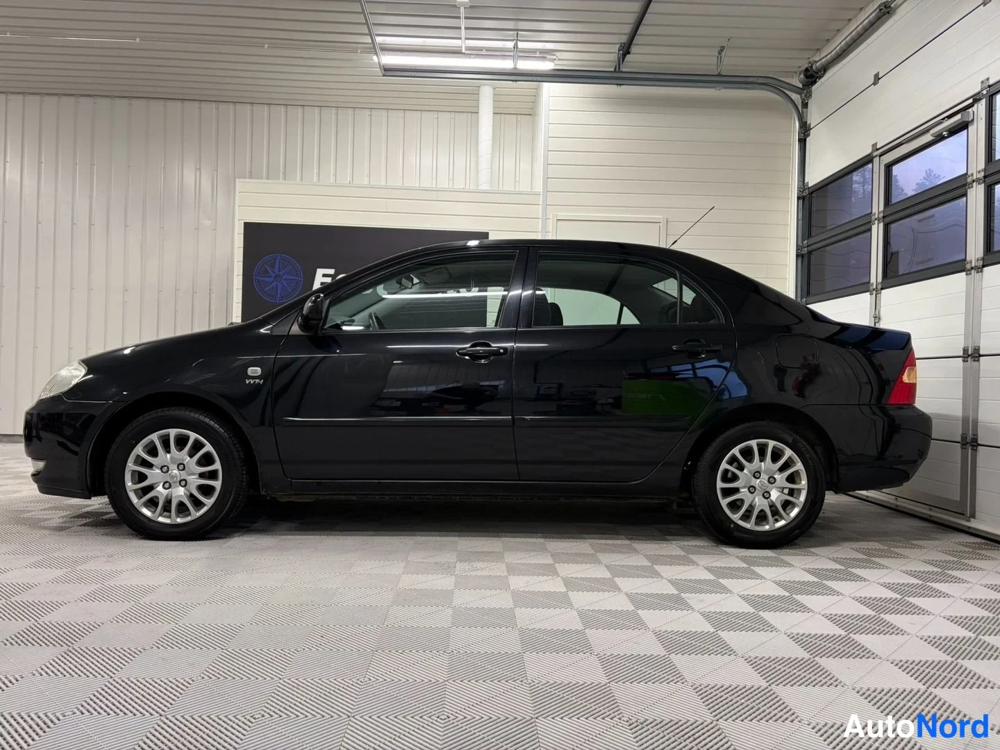 Musta Toyota Corolla 2004, sivulta, kuva 5