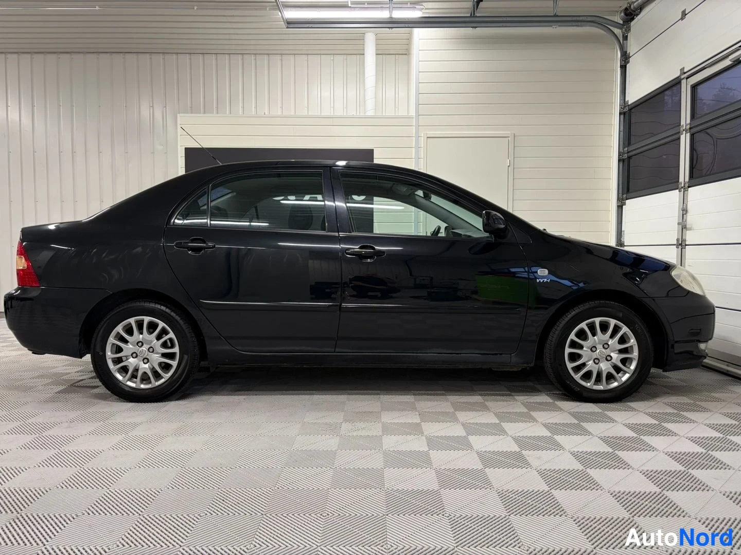 Musta Toyota Corolla 2004, etuviisto, keula oikealle, kuva 2