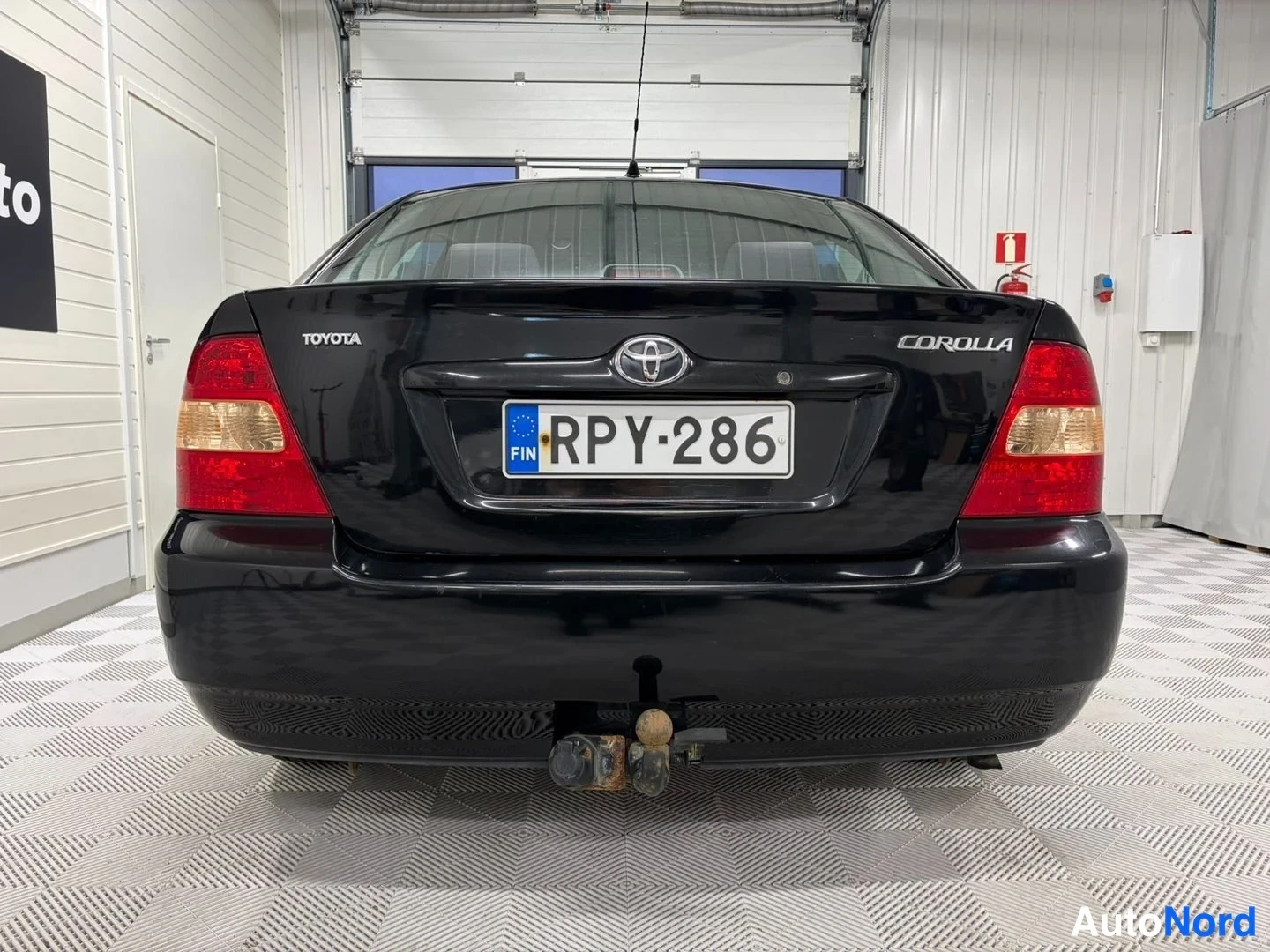 Musta Toyota Corolla 2004, takaa, kuva 8