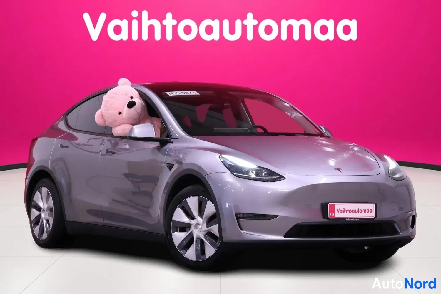 Hopea Tesla Model Y 2024, etuviisto, keula oikealle, kuva 2
