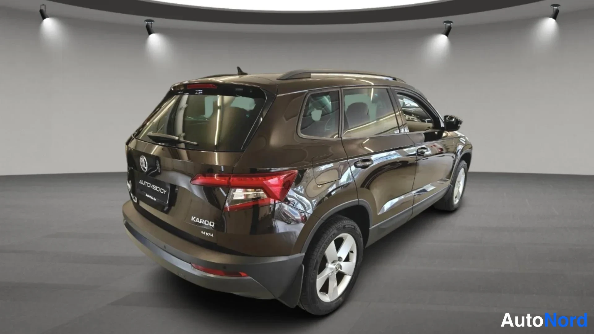 Ruskea Skoda Karoq 2019, takaviisto, kuva 2