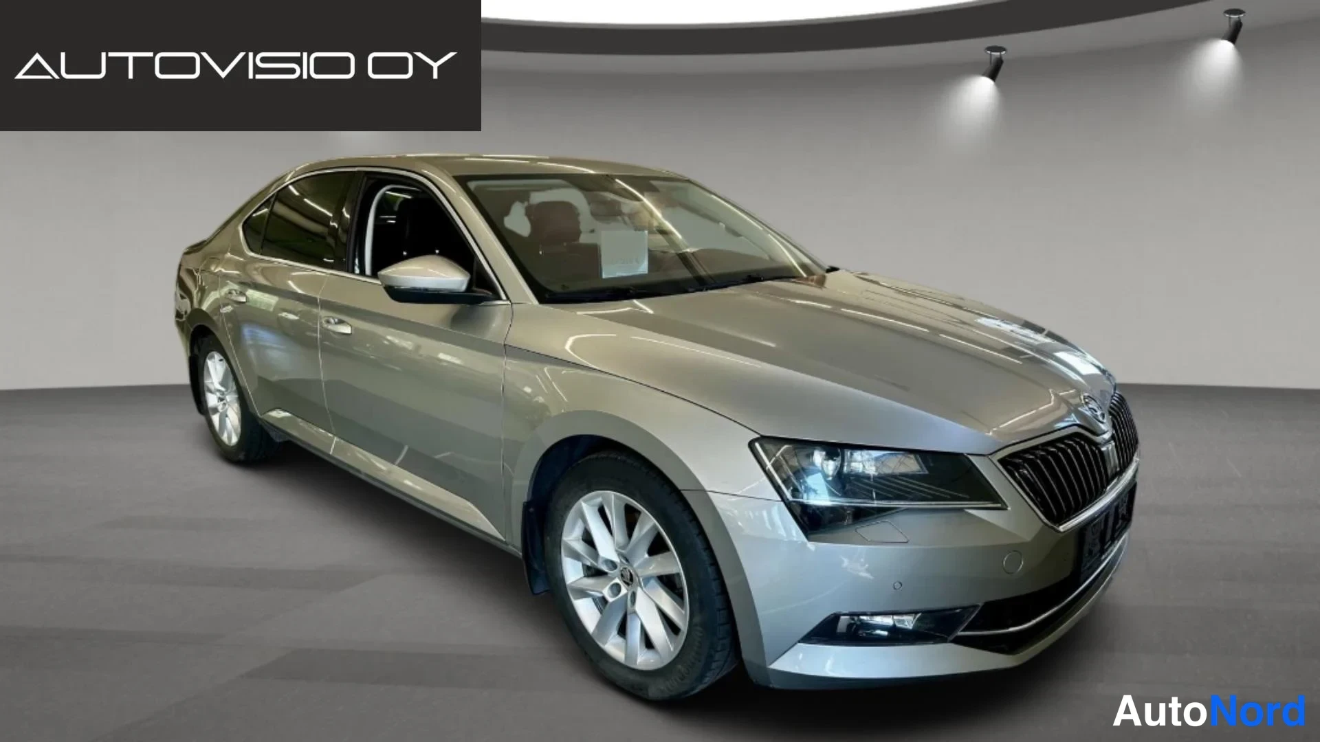 Beige Skoda Superb 2017, front three-quarter, nose to the right, photo 2