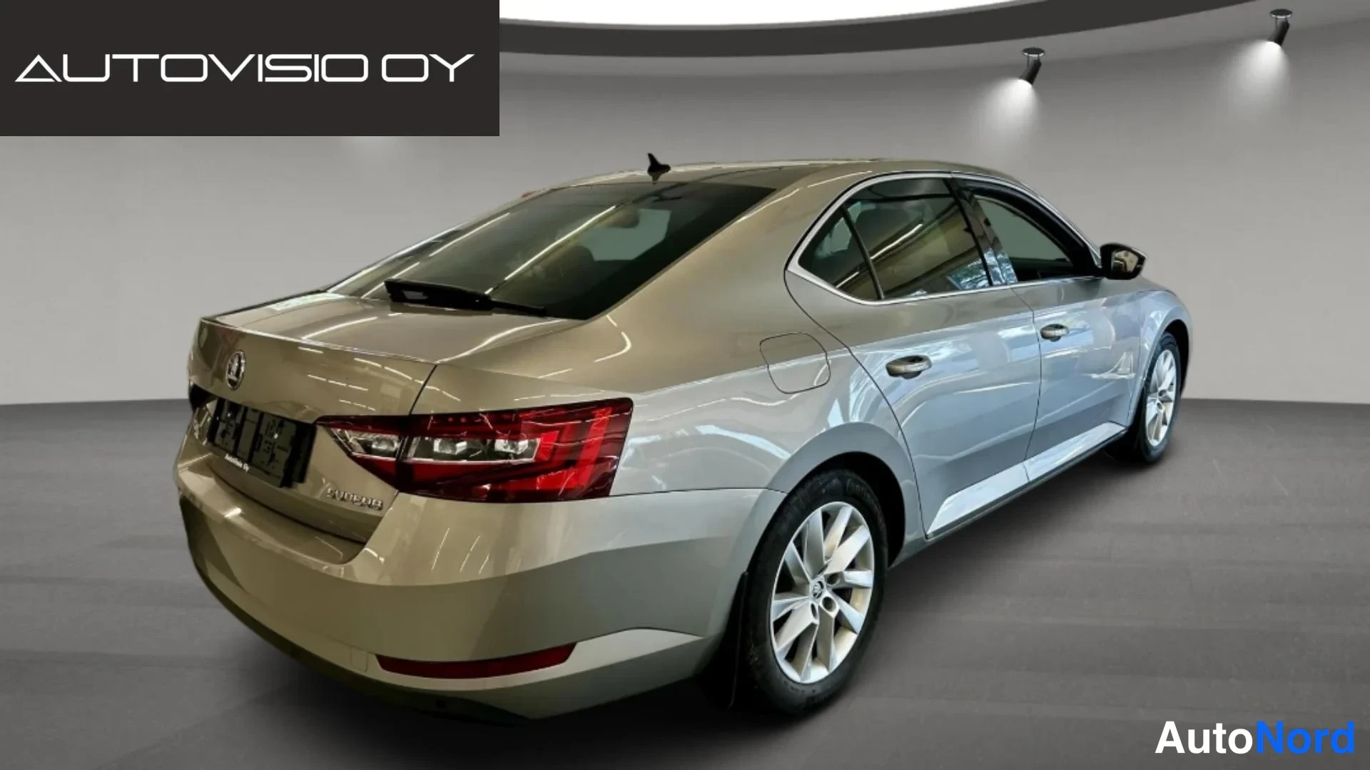 Beige Skoda Superb 2017, rear three-quarter, photo 4
