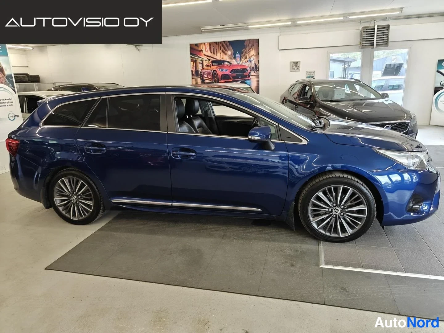 Blue Toyota Avensis 2018, front three-quarter, nose to the right, photo 2