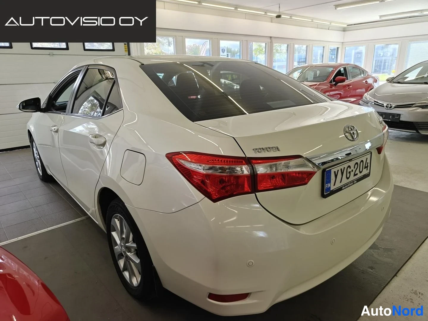 Valkoinen Toyota Corolla 2014, takaviisto, kuva 3