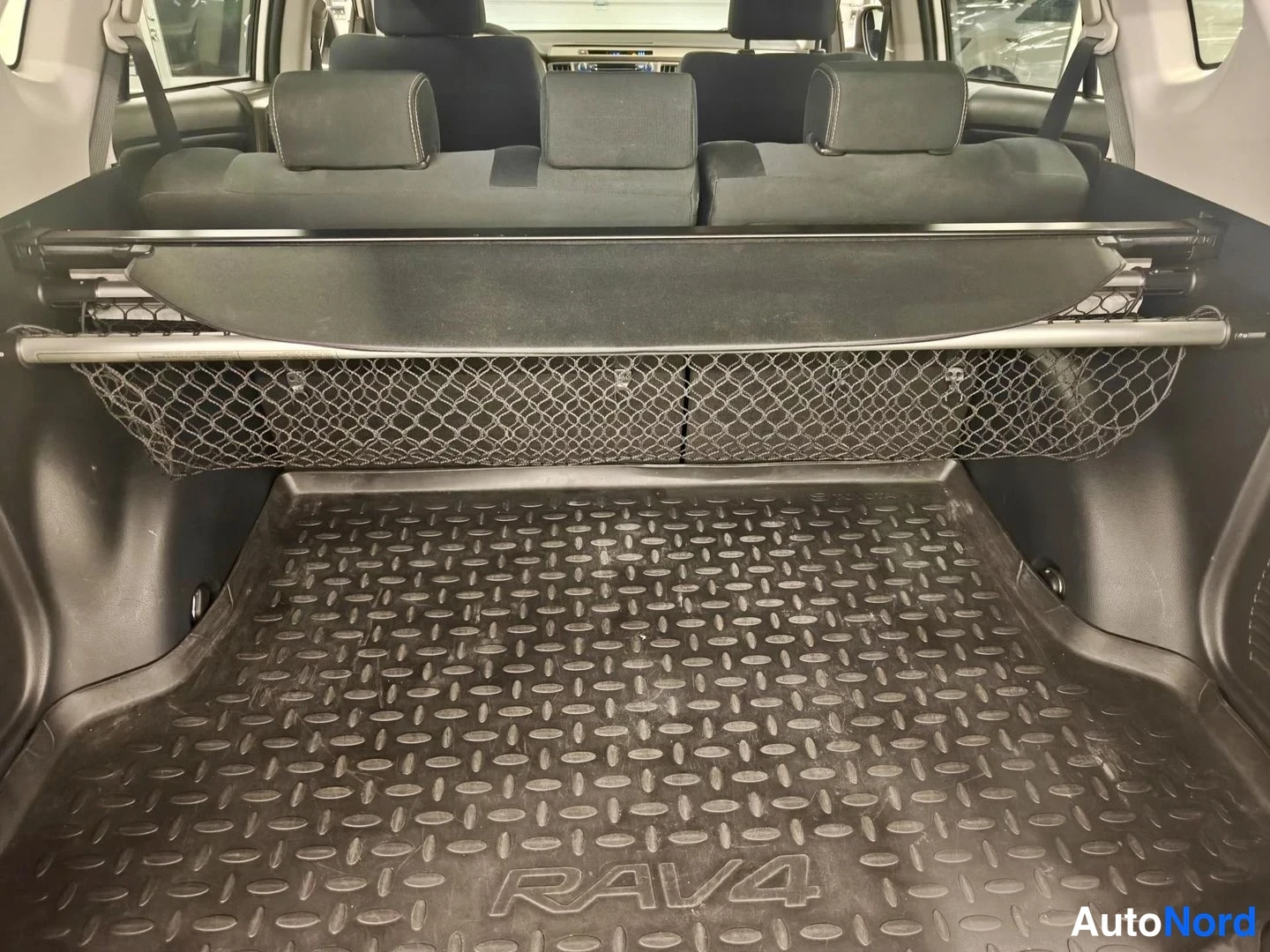 Valkoinen Toyota RAV4 2014, kuva 9
