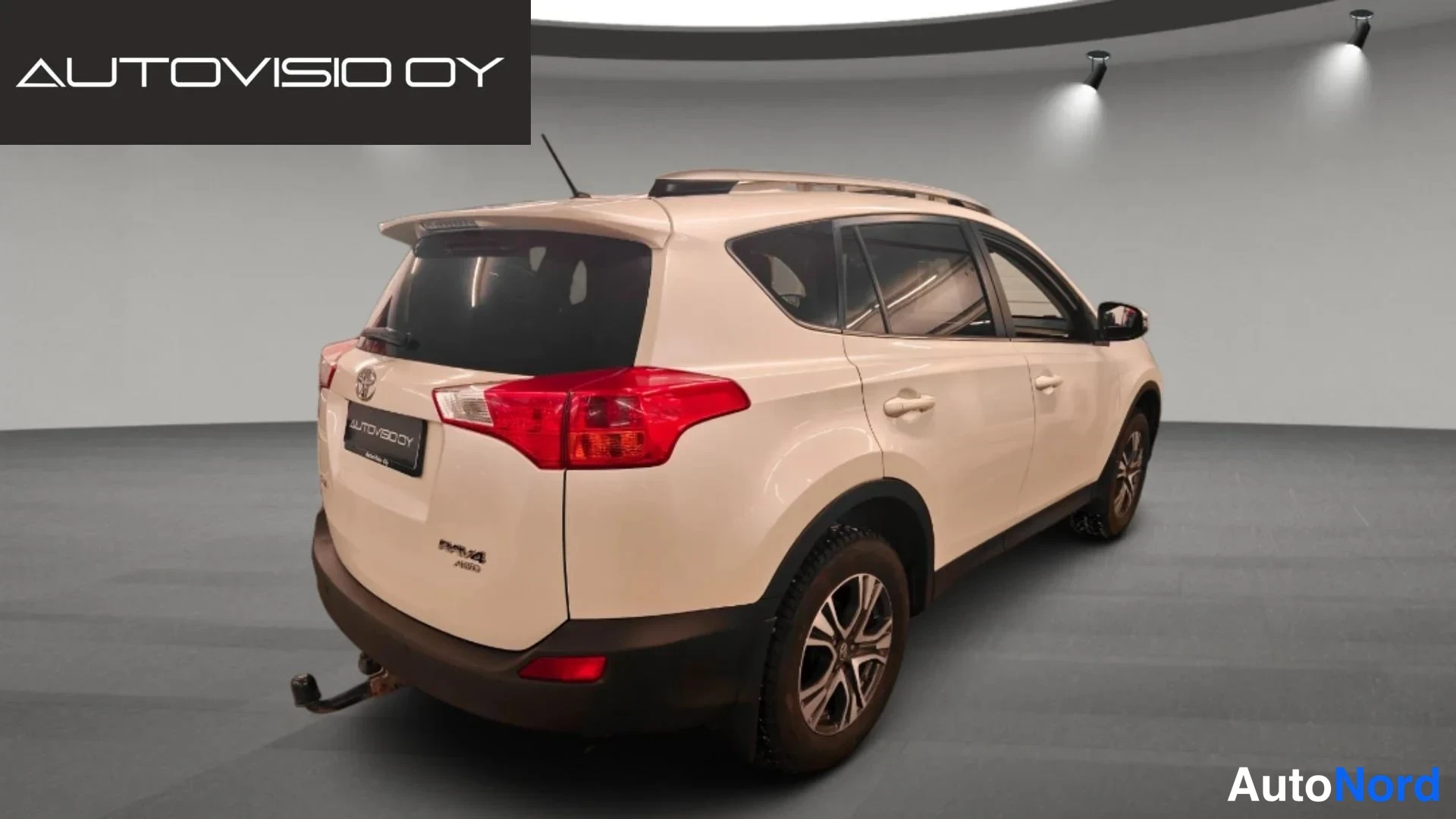 Valkoinen Toyota RAV4 2014, takaviisto, kuva 2