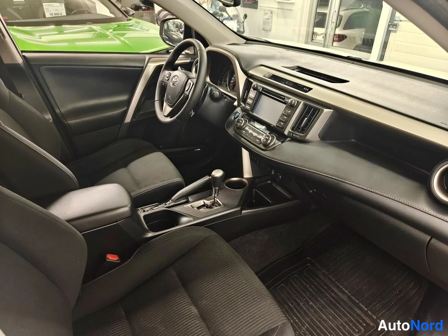Valkoinen Toyota RAV4 2014, kuva 4