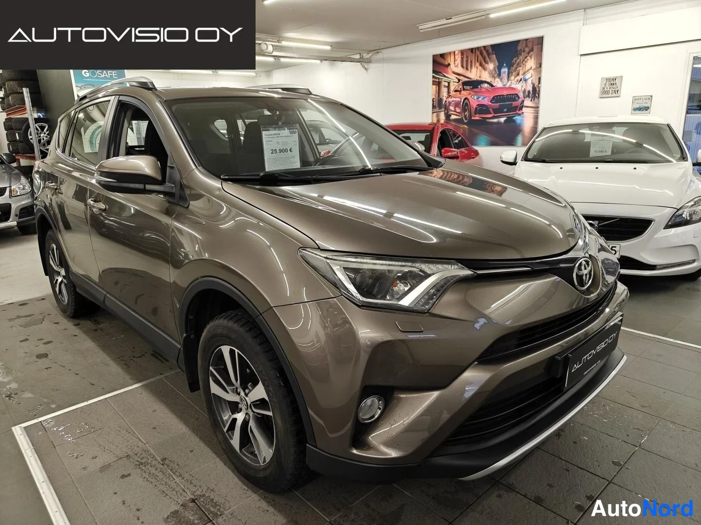 Brown Toyota RAV4 2016, front three-quarter, nose to the right, photo 2