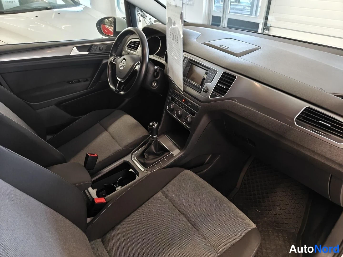 White Volkswagen Golf Sportsvan 2018, photo 7