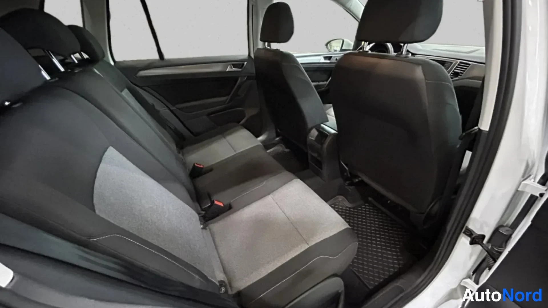 White Volkswagen Golf Sportsvan 2018, photo 10