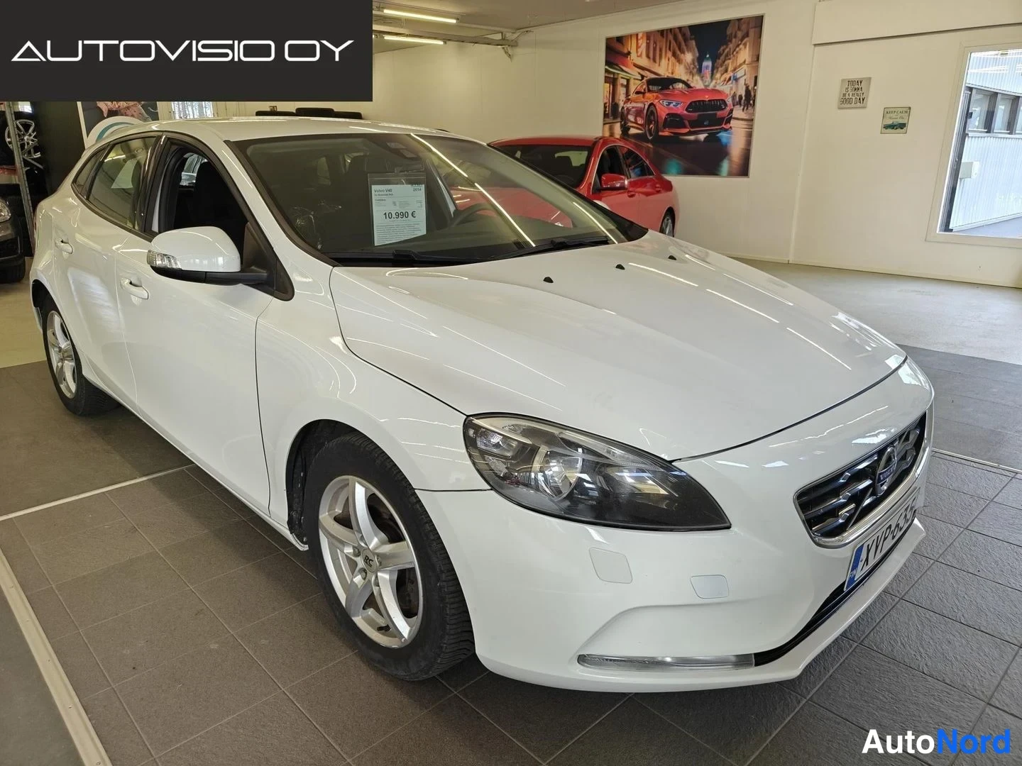 White Volvo V40 2014, front three-quarter, nose to the right, photo 2