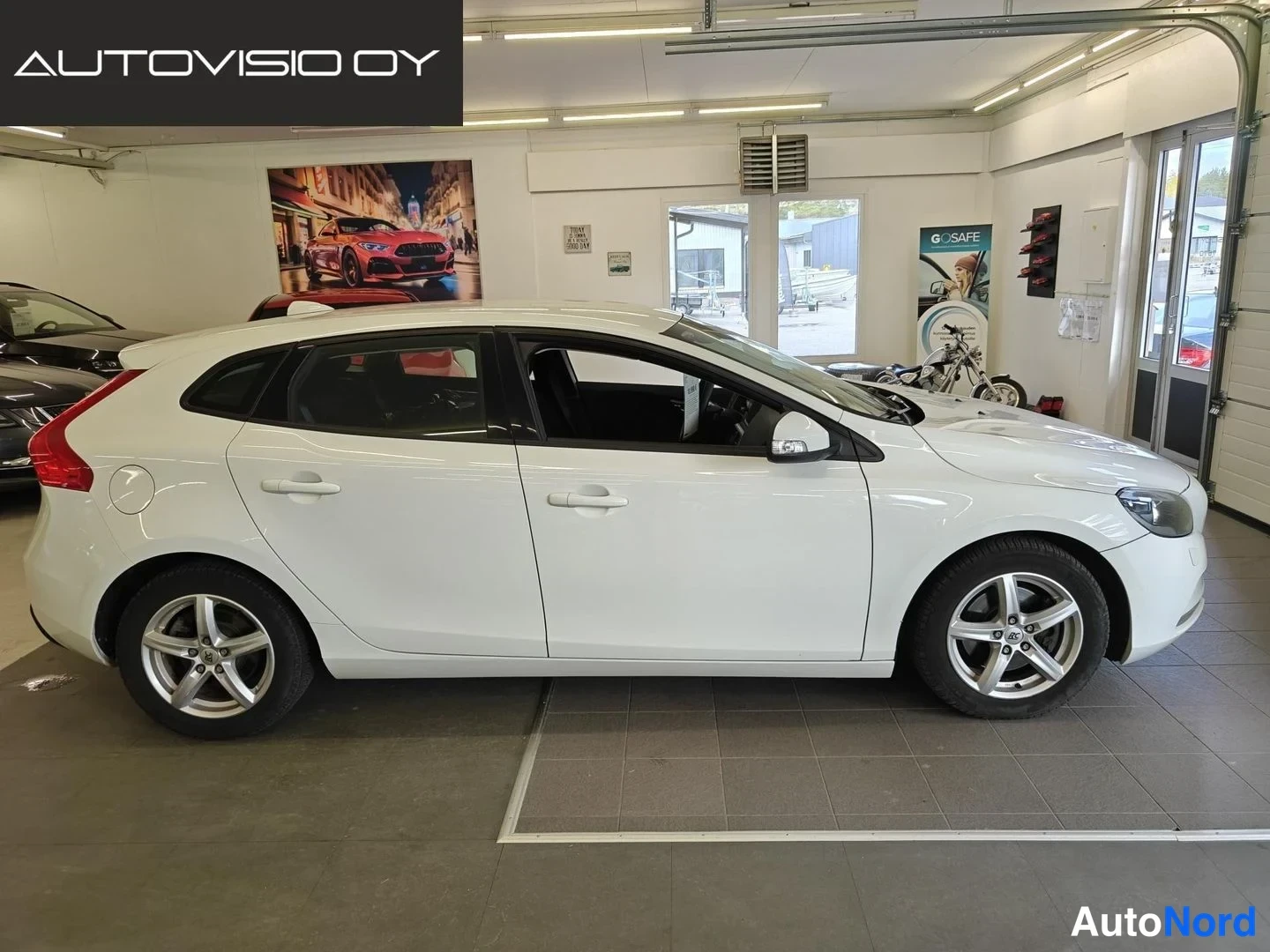 White Volvo V40 2014, side, photo 3
