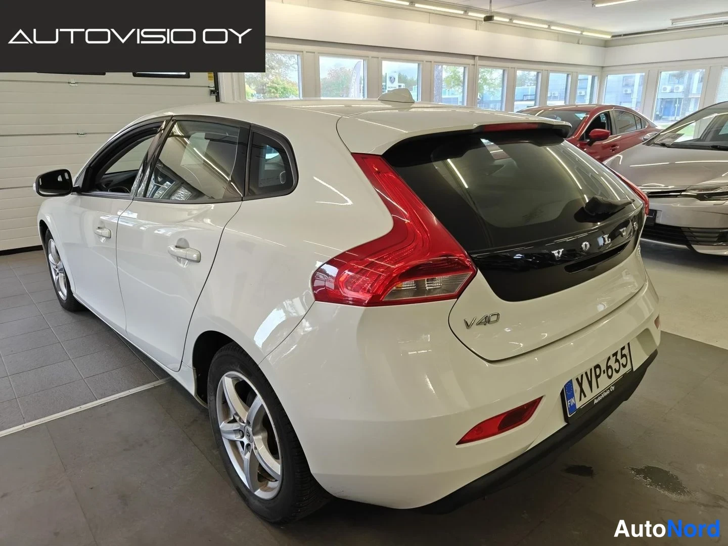 White Volvo V40 2014, rear three-quarter, photo 5