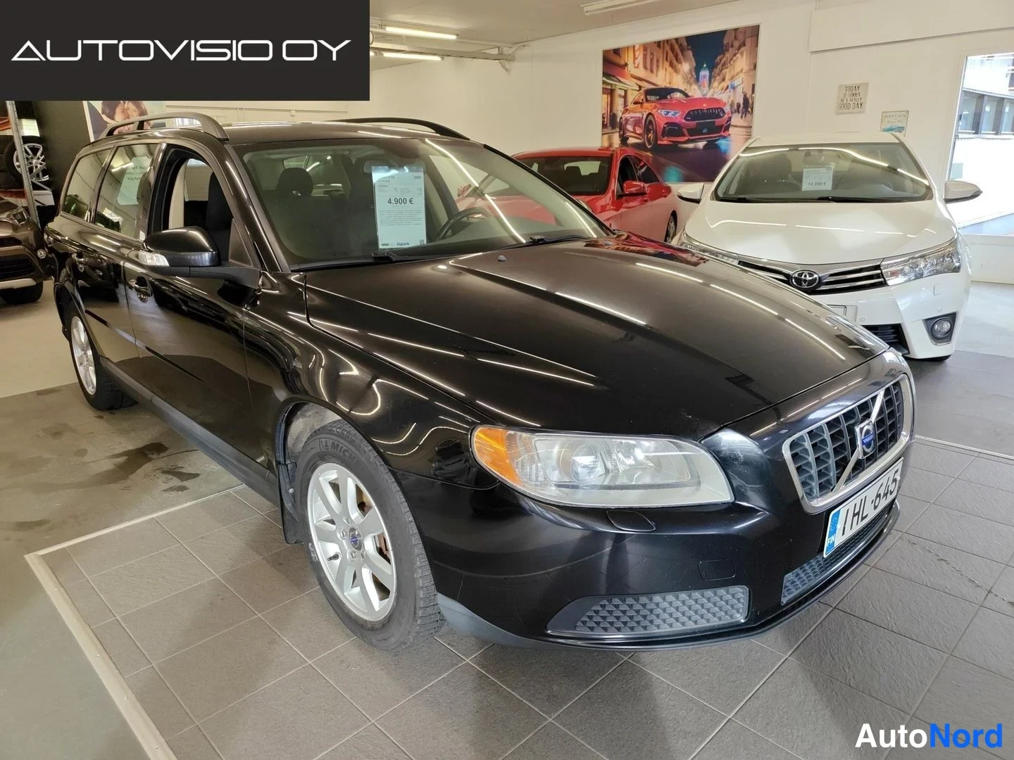 Black Volvo V70 2009, front three-quarter, nose to the right, photo 2