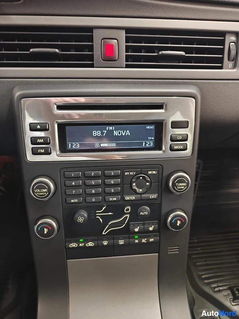 Black Volvo V70 2009, photo 11