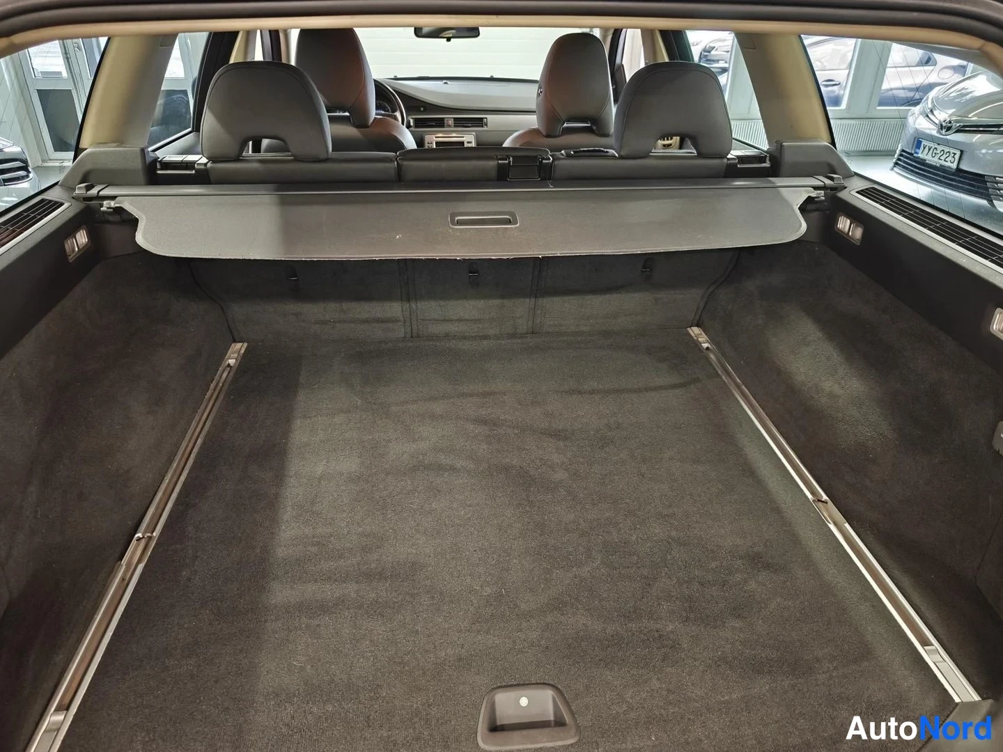 Black Volvo V70 2009, photo 12