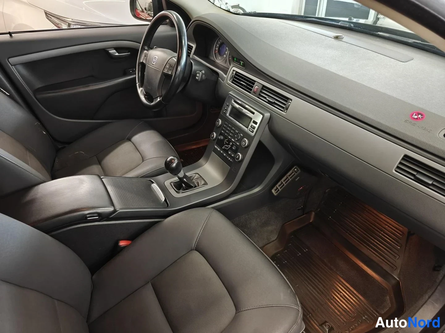 Black Volvo V70 2009, photo 7