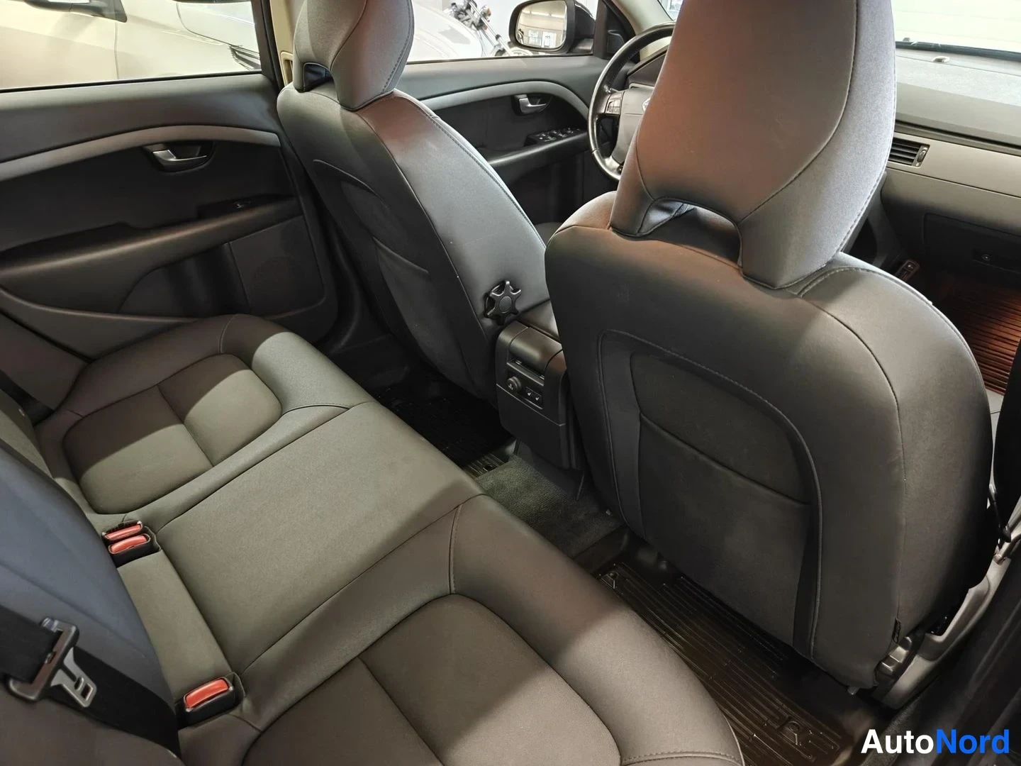 Black Volvo V70 2009, photo 8