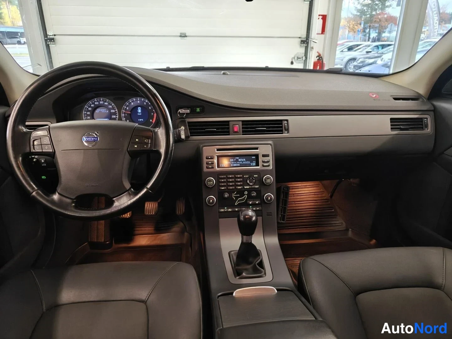 Black Volvo V70 2009, photo 9