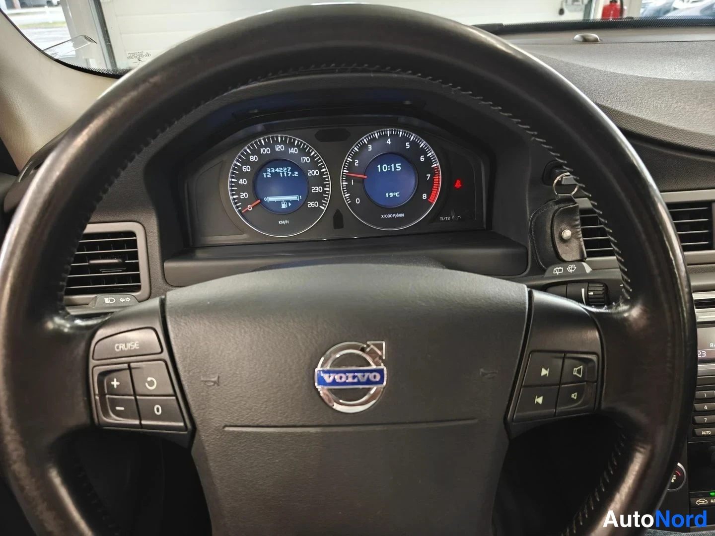 Black Volvo V70 2009, photo 10